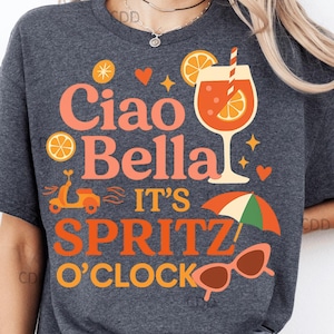 Ciao Bella It's Spritz O'Clock PNG - Citation dynamique Aperol Spritz avec Vespa, tranches d'orange et lunettes de soleil pour une boisson estivale esthétique