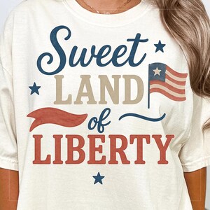 Doce Terra da Liberdade PNG com Tipografia Vermelha, Branca e Azul e Bandeira dos EUA – Clipart Patriótico Vintage para Camisetas, Decoração e Artesanato do 4 de Julho