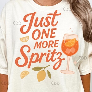 Just One More Spritz PNG - Citation amusante italienne Aperol Spritz avec citrons et verre, parfaite pour les chemises d'été, décoration de fête, ambiance de voyage