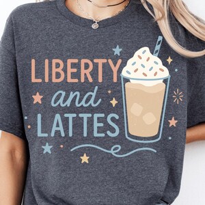 Design patriótico de café pastel Liberty e Lattes com chantilly e granulados – Gráfico fofo de 4 de julho para amantes de café com leite gelado