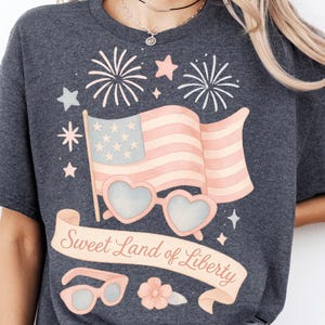 Doce Terra da Liberdade PNG com Bandeira Americana Pastel, Óculos de Coração, Fogos de Artifício e Banner – Clipart Estético de Coquete Patriótica Fofa