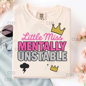 Pequeña señorita mentalmente inestable (PNG), salud mental con brillo (PNG), cita sarcástica divertida (PNG), humor emo (PNG), corona con relámpago (PNG), chica malhumorada