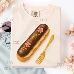 Eclair al cioccolato png, clipart di dessert floreale, png di pasticceria gourmet, arte di dolci da forno, éclair alla crema con sac à poche, png dolce scintillante d'oro, pasta frolla con forchetta