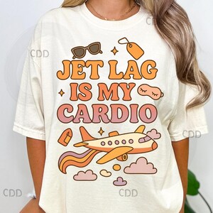 jet lag é meu cardio png, citação engraçada de viagem png, arte de avião em tons pastel, viagem de garota png, humor de aeroporto png, clipart de viagem, vida de voo png