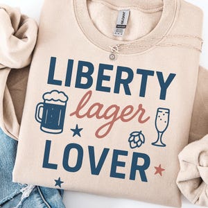 Amante da cerveja Liberty Lager PNG, Gráfico de cerveja patriótica para camisetas de 4 de julho, Design de cerveja vermelha, branca e azul, Amante de cerveja artesanal nos EUA, Arte de verão