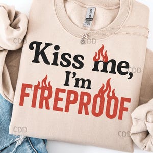Kiss Me I'm Fireproof PNG – grappig brandweermancitaat met grafische vlammen, gedurfde typografie voor brandweerkleding, geschenken, eerstehulpverlener