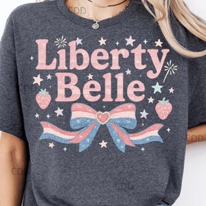 Design Liberty Belle Coquette para o 4 de julho com laço pastel brilhante, estrelas e morangos - Estética patriótica fofa perfeita para o verão
