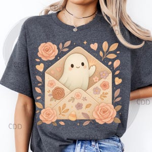 Fantasma lindo png, clipart de sobre de Halloween, arte espeluznante pastel, diseño de fantasma kawaii, fantasma floral png, clipart de fantasma de otoño suave, correo espeluznante