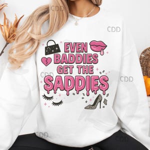 Malvada PNG, arte de chica triste PNG, salud mental PNG, texto goteando PNG, cita brillante PNG, arte de pared femenino PNG, camisa atrevida PNG, estética rosa