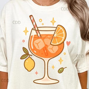 Joli Aperol Spritz PNG avec citron, olive et paillettes – Clipart esthétique de verre à cocktail estival pour les amateurs de boissons et les créations sur le thème de l'Italie