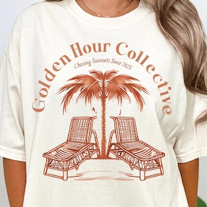 Golden Hour Collective PNG con palma, sedie a sdraio e carattere del tramonto - Clipart retrò da spiaggia per sublimazione, decorazioni estive e branding