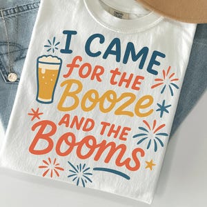 Booze and Booms drôle du 4 juillet PNG - Conception patriotique de bière de feux d'artifice avec une typographie audacieuse - Clipart d'humour pour les chemises de fête et la décoration