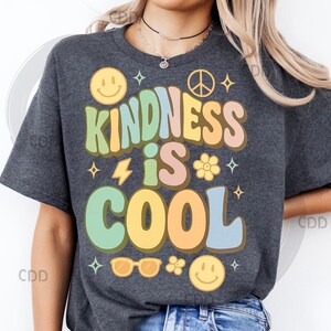 La gentillesse, c'est cool png, citation rétro png, pastel art groovy png, santé mentale png, chemise à ondes positives png, smiley png mur, hippie png