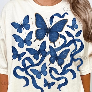 Mariposa coqueta PNG con lazos azules y detalles dorados brillantes: elegante ilustración de insecto estilo cottagecore para proyectos de sublimación