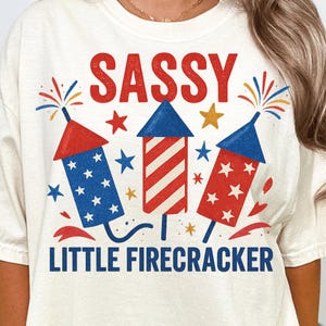 Sassy Little Firecracker PNG – schattige 4 juli vuurwerk clipart met rood witte blauwe raketten en ster voor meisjes patriottische shirt sublimatie