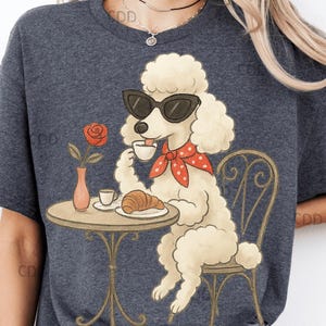 Franse poedel die koffie drinkt, PNG – hond clipart Paris Cafe met croissant, rode sjaal en zonnebril – leuke digitale kunst in vintage Franse stijl