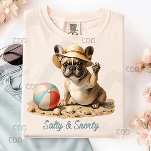 Bouledogue français plage png avec chapeau souple, coquillages, ballon de plage et citation « Salty & Snorty », chien d'été drôle parfait pour les amateurs d'animaux de compagnie côtiers