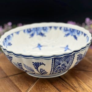 Hand-Painted Delft Blue Bowl: Dutch Floral Pottery by De Delftse Pauw