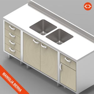 Peut inclure: Un évier de cuisine en acier inoxydable avec deux bacs, encastré dans un plan de travail blanc. L'unité comprend des portes et des tiroirs d'armoires en bois clair avec des poignées blanches. Le texte "MANIGLIA BERNA" est imprimé sur une bannière diagonale rouge.