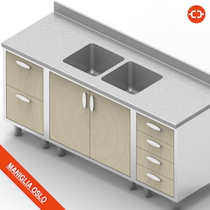 Peut inclure: Un meuble de cuisine en acier inoxydable avec deux éviers, des portes et tiroirs en bois clair et un plan de travail moucheté. Le meuble a des accents blancs et argentés, avec le texte "MANIGLIA OSLO" dans une bannière rouge.