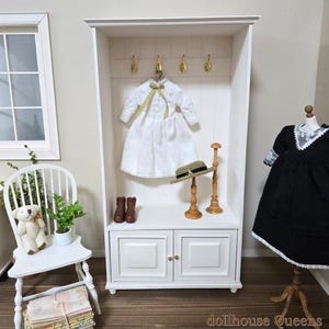 Miniature ouverte à l&#39;échelle 1/6 - Armoire pour poupée blanche avec crochets de suspension et armoire