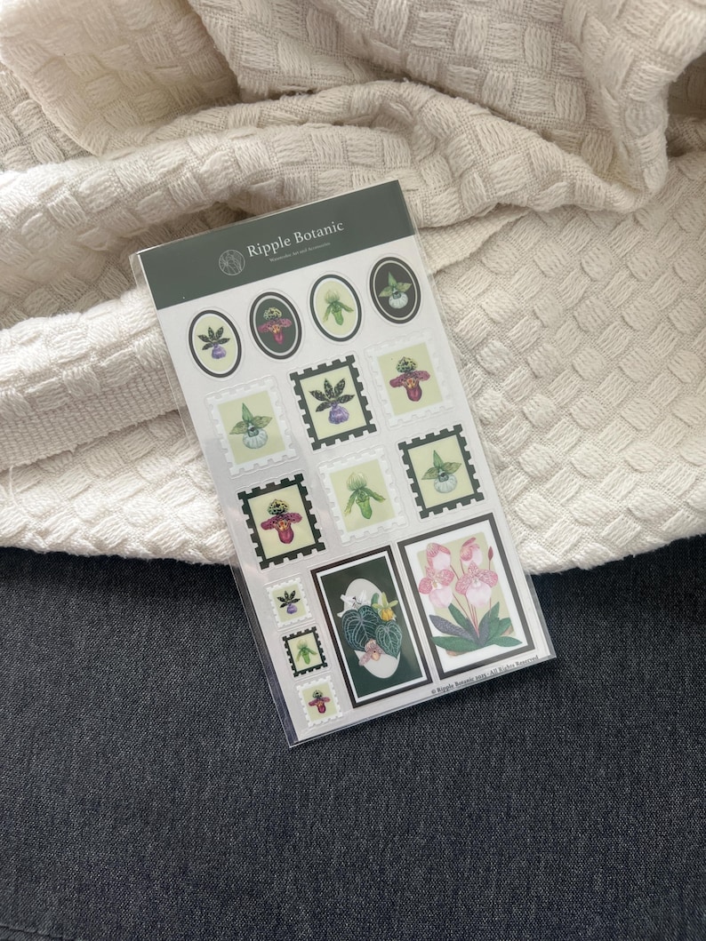 K&ouml;nnte beinhalten: Ein Bogen botanischer Aufkleber mit Orchideenillustrationen im Briefmarkendesign. Die Aufkleber zeigen Orchideen in Rosa, Gr&uuml;n und Lila. Der Text "Ripple Botanic" befindet sich oben.