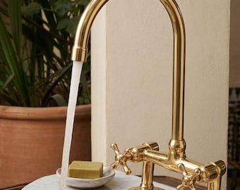 Vintage-Waschtischarmatur aus Messing – Marokkanischer Luxus-Waschtischhahn mit Kreuzgriffen – Handgefertigte goldene Waschtischarmatur