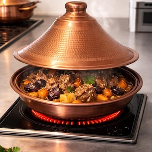 Puede incluir: Una taza de cerámica blanca con un asa negra y el texto "But First, Coffee" en negrita negra. La taza se encuentra sobre un fondo borroso, sugiriendo un ambiente acogedor.