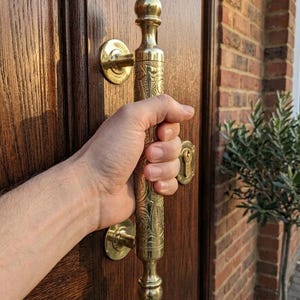 Handgefertigter Türgriff aus massivem Messing – graviertes Luxusdesign in antiker und polierter Ausführung