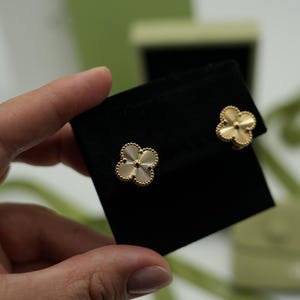 pure Solid 750 au gold Guillioche clover earrings  post back