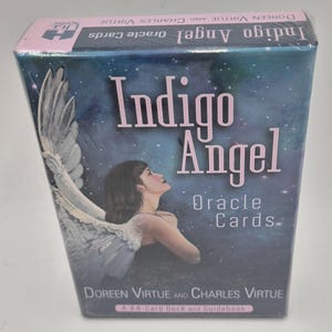 Doreen & Charles Virtue Indigo Angel scellé en usine. Ceux-ci ne sont plus imprimés et sont une trouvaille rare lorsqu'ils ne sont pas ouverts.