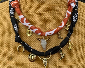 Texas Bandana Halsband: Handgjorda Western Cowboy Charms, Country Concert Smycken från Limpin Lizards