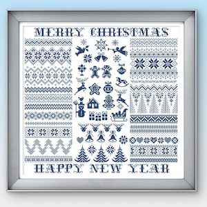 Könnte beinhalten: Gerahmtes Kreuzstich-Kunstwerk mit festlichem Weihnachtsthema. Das Design zeigt verschiedene Feiertagsmotive, darunter Schneeflocken, Rentiere, Weihnachtsbäume und die Texte "MERRY CHRISTMAS" und "HAPPY NEW YEAR" in Blau auf weißem Hintergrund.