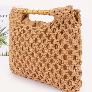 Bolso de paja sintética con asa de bambú hecho a mano