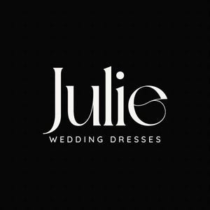 Peut inclure: Texte blanc sur fond noir : "Julie ROBES DE MARIÉE". Le mot "Julie" est écrit dans une police de caractères stylisée, tandis que "ROBES DE MARIÉE" est en dessous, dans une police plus petite et sans empattement.