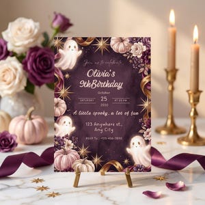 Op de afbeelding: Een rechthoekige verjaardagsuitnodiging met een donkerpaarse achtergrond, witte spookillustraties, lichtroze pompoenen en gouden sterren. De tekst luidt: Join us to celebrate, Olivia's 9th Birthday, October 25, 2030, A little spooky, a lot of fun, 123 Anywhere st., Any City, RSVP To: +123-456-7890.