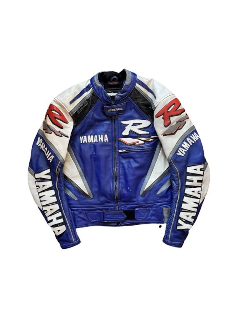 K&ouml;nnte beinhalten: Blaue, wei&szlig;e und schwarze Yamaha Motorradjacke mit "R"- und "Yamaha"-Logos. Die Jacke hat einen Rei&szlig;verschluss vorne, gepolsterte Schultern und einen Stehkragen. Die &Auml;rmel tragen das Yamaha-Logo.