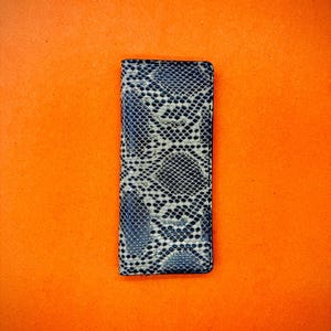 Cartera larga de cuero con textura de piel de serpiente para hombre / Cartera de cuero hecha a mano / Regalo elegante y duradero para él o ella