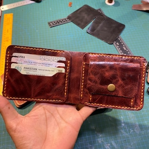 Cartera artesanal de 3 ranuras con compartimento oculto, hecha a mano en cuero.