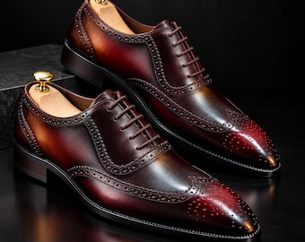 Scarpe Oxford in pelle fatte a mano, scarpe eleganti Brogue da uomo, scarpe formali color bordeaux, Oxford con punta a coda di rondine lucidate