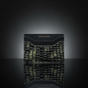 Tarjetero de piel con textura de cocodrilo para San Valentín: billetera minimalista y fina.