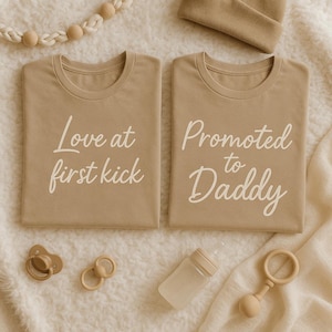 Set regalo per la gravidanza di coppia: magliette beige coordinate per mamma e papà in arrivo - Idea per outfit per baby shower
