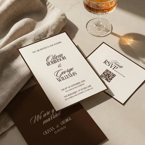Op de afbeelding: Een trouwkaarten set bestaande uit cr&egrave;mekleurige kaarten met donkerbruine randen en tekst. De hoofdkaart bevat de tekst: You are invited to our wedding, Olivia Robinson & George Williams, 19th of September, 2026.