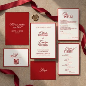 Op de afbeelding: Een trouwkaartenset met rode en witte kaarten, met elegante typografie. De set bevat een uitnodiging, RSVP, details en kaarten met de volgorde van evenementen, een zegel en een rood lint.