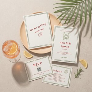 Op de afbeelding: Bruiloft briefpapier set met een witte achtergrond en een groene rand. De set bevat een uitnodiging, een RSVP-kaart en een detailkaart. Op de uitnodiging staat "We are getting married" en "Hailey & James". Een cocktail met een schijfje citroen staat in de afbeelding.