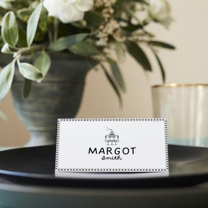 Plantilla de tarjetas de lugar de mesa / Linda decoración de mesa de boda ilustrada / Configuración de lugar con nombre de invitado / Tarjetas de lugar imprimibles únicas y divertidas dibujadas a mano
