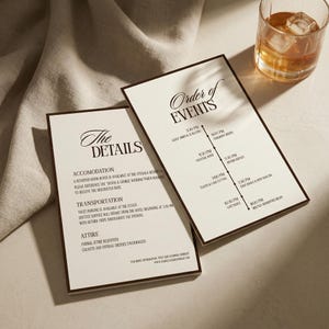 Op de afbeelding: Twee trouwbriefkaarten met bruine randen en elegante kalligrafie. E&eacute;n kaart leest "The Details" en de andere "Order of Events" met een tijdlijn. Een glas whisky met ijs staat in de buurt.