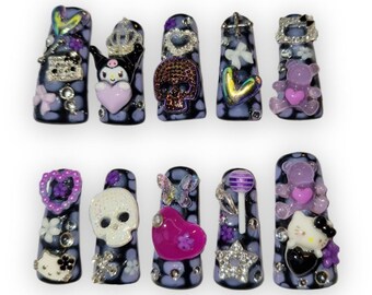 Uñas de gel con dije 3D de calavera grunge en negro y morado.