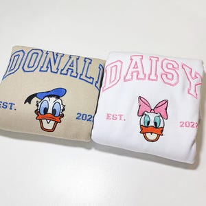 Sudadera bordada de Mickey y Minnie Mouse, suéter personalizado de Disney para papá y mamá, cuello redondo con nombre para viaje familiar a Disneyland, idea de regalo para Disneyworld