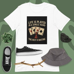 Camiseta "Poker Odds" - La vida se juega en una sola mano - Camiseta gráfica de naipes vintage - Regalo unisex para jugadores de cartas y gamers